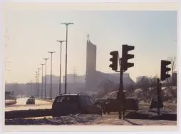 Al. Bandurskiego, widok na kości&oacute;ł rzymskokatolicki pod wezwaniem Chrystusa Kr&oacute;la 2006 zdj. A. Wach