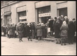 Kolejki przed sklepami  lata 80-te XX w. zdj. W. Kraska