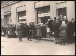 Kolejki przed sklepami  lata 80-te XX w. zdj. W. Kraska