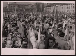 Wiec z okazji 1-go Maja, Plac Zwycięstwa lata 60-te XX w. zdj. W. Kraska
