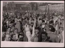 Wiec z okazji 1-go Maja, Plac Zwycięstwa lata 60-te XX w. zdj. W. Kraska