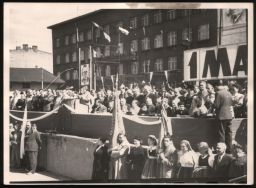 Wiec z okazji 1-go Maja, Plac Zwycięstwa lata 60-te XX w. zdj. W. Kraska