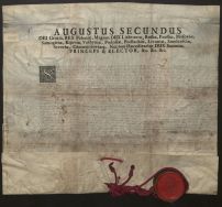Kr&oacute;l Polski, August II Mocny ustanawia jarmarki w mieście Iwanowice. 16 grudnia 1701 r. Karta; rękopis; pergamin; język łaciński; pieczęć na sznurze w czerwonej puszcze. APŁ, Zbi&oacute;r dyplom&oacute;w, sygn. T-13.