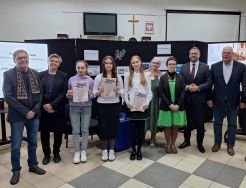 Finalistki konkursu, członkowie jury i władze gminy Warta, fot. Anna Łuczak.