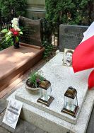 Oznaczenie grobu Władysławy Kenig-Olbromskiej symbolem &bdquo;Tobie Polsko&rdquo;, fot. Anna Kaniewska.