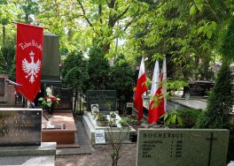 Oznaczenie grobu Władysławy Kenig-Olbromskiej symbolem &bdquo;Tobie Polsko&rdquo;, fot. Anna Kaniewska.