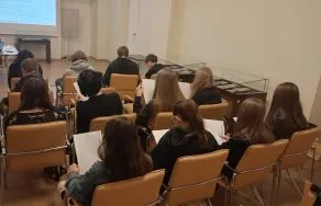 Lekcja archiwalna dla uczni&oacute;w w APŁ, fot. Renata Mielczarek.