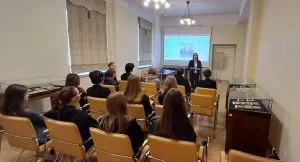Lekcja archiwalna dla uczni&oacute;w w APŁ, fot. Renata Mielczarek.