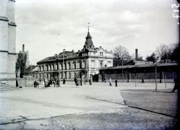 Ul. Piotrkowska. Pałac Scheibler&oacute;w na przeciwko Katedry św. Stanisława Kostki, 1936 r.