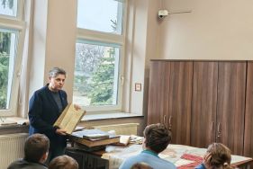 Zajęcia archiwalne dla uczni&oacute;w w Oddziale APŁ w Sieradzu, fot. Katarzyna Tabin-Hacaś. 