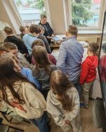Zajęcia archiwalne dla uczni&oacute;w w Oddziale APŁ w Sieradzu, fot. Katarzyna Tabin-Hacaś. 