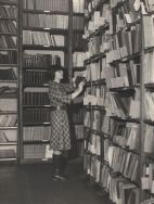 Anna Kulamowicz, bibliotekarz w magazynie bibliotecznym.