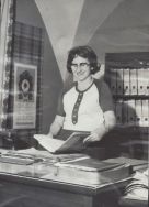 Teresa Konicka w kancelarii Archiwum.