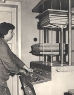 Barbara Malangiewicz przy prasie introligatorskiej.