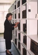 Maria Redeł w nowym magazynie bibliotecznym.
