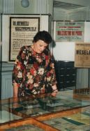 Jadwiga Dziewałtowska zwiedzająca wystawę archiwalną.