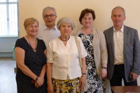 Julia Wasiak, emerytowany pracownik Archiwum, w otoczeniu pracownik&oacute;w APŁ.