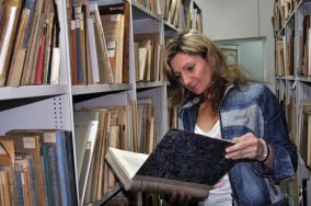 Anna Drzewiecka, bibliotekarz, w magazynie bibliotecznym.