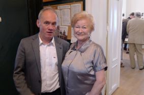 Danuta Gondko, emerytowany pracownik APŁ, z dyrektorem Piotrem Zawilskim.