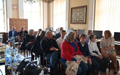 Uroczystość wręczenia nagr&oacute;d finalistom wojew&oacute;dzkim 5. edycji konkursu genealogicznego &bdquo;Bez korzeni nie zakwitniesz. Moja Wielka i Mała Ojczyzna&rdquo; (17)