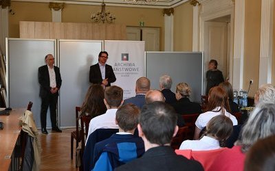 Uroczystość wręczenia nagr&oacute;d finalistom wojew&oacute;dzkim 5. edycji konkursu genealogicznego &bdquo;Bez korzeni nie zakwitniesz. Moja Wielka i Mała Ojczyzna&rdquo; (15)