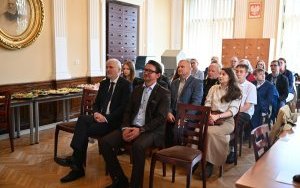 Uroczystość wręczenia nagr&oacute;d finalistom wojew&oacute;dzkim 5. edycji konkursu genealogicznego &bdquo;Bez korzeni nie zakwitniesz. Moja Wielka i Mała Ojczyzna&rdquo; (16)