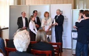 Uroczystość wręczenia nagr&oacute;d finalistom wojew&oacute;dzkim 5. edycji konkursu genealogicznego &bdquo;Bez korzeni nie zakwitniesz. Moja Wielka i Mała Ojczyzna&rdquo; (11)