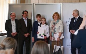 Uroczystość wręczenia nagr&oacute;d finalistom wojew&oacute;dzkim 5. edycji konkursu genealogicznego &bdquo;Bez korzeni nie zakwitniesz. Moja Wielka i Mała Ojczyzna&rdquo; (10)