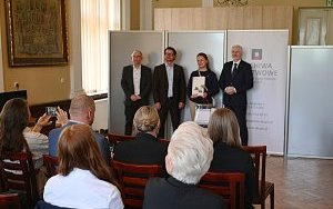 Uroczystość wręczenia nagr&oacute;d finalistom wojew&oacute;dzkim 5. edycji konkursu genealogicznego &bdquo;Bez korzeni nie zakwitniesz. Moja Wielka i Mała Ojczyzna&rdquo; (7)