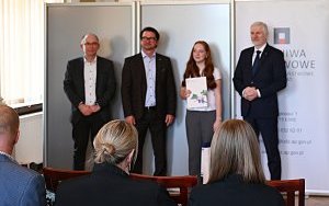 Uroczystość wręczenia nagr&oacute;d finalistom wojew&oacute;dzkim 5. edycji konkursu genealogicznego &bdquo;Bez korzeni nie zakwitniesz. Moja Wielka i Mała Ojczyzna&rdquo; (6)