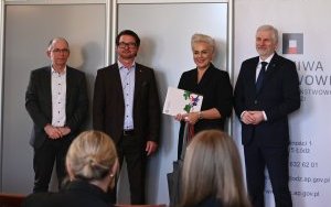 Uroczystość wręczenia nagr&oacute;d finalistom wojew&oacute;dzkim 5. edycji konkursu genealogicznego &bdquo;Bez korzeni nie zakwitniesz. Moja Wielka i Mała Ojczyzna&rdquo; (5)