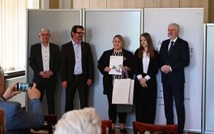 Uroczystość wręczenia nagr&oacute;d finalistom wojew&oacute;dzkim 5. edycji konkursu genealogicznego &bdquo;Bez korzeni nie zakwitniesz. Moja Wielka i Mała Ojczyzna&rdquo; (4)
