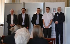 Uroczystość wręczenia nagr&oacute;d finalistom wojew&oacute;dzkim 5. edycji konkursu genealogicznego &bdquo;Bez korzeni nie zakwitniesz. Moja Wielka i Mała Ojczyzna&rdquo; (3)