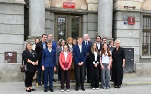 Uroczystość wręczenia nagr&oacute;d finalistom wojew&oacute;dzkim 5. edycji konkursu genealogicznego &bdquo;Bez korzeni nie zakwitniesz. Moja Wielka i Mała Ojczyzna&rdquo; (2)