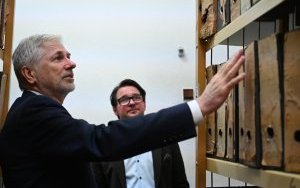 Uroczystość wręczenia nagr&oacute;d finalistom wojew&oacute;dzkim 5. edycji konkursu genealogicznego &bdquo;Bez korzeni nie zakwitniesz. Moja Wielka i Mała Ojczyzna&rdquo; (1)