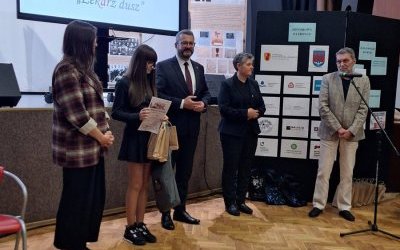 Uroczystość wręczenia nagr&oacute;d w I Og&oacute;lnopolskim Konkursie &bdquo;OPOWIEM CI HISTORIĘ...opowiadanie inspirowane losami lokalnych ofiar II wojny światowej" (2)