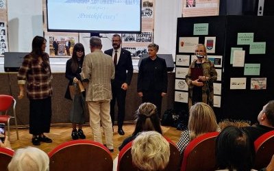 Uroczystość wręczenia nagr&oacute;d w I Og&oacute;lnopolskim Konkursie &bdquo;OPOWIEM CI HISTORIĘ...opowiadanie inspirowane losami lokalnych ofiar II wojny światowej" (1)