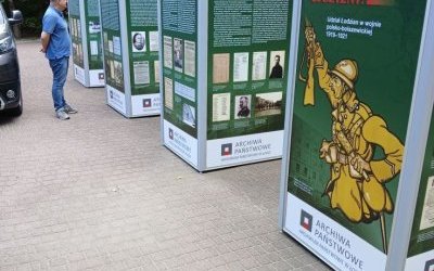 Wystawa APŁ &bdquo;Do broni! Wr&oacute;g u granic Ojczyzny&rdquo; na dziedzińcu IH UŁ.