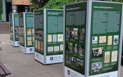 Wystawa APŁ &bdquo;Do broni! Wr&oacute;g u granic Ojczyzny&rdquo; na dziedzińcu IH UŁ. (2)