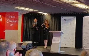 Prowadzący galę konkusu genealogicznego &bdquo;Bez korzeni nie zakwitniesz&rdquo; Grzegorz Pilat i Natalia Lipowicz. (37)