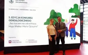 Naczelny Dyrektor Archiw&oacute;w Państwowych dr Paweł Pietrzyk i laureatka konkursu Eliza Kosińska. (26)