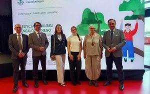 Naczelny Dyrektor Archiw&oacute;w Państwowych dr Paweł Pietrzyk, laureatka Eliza Kosińska z rodziną, Dyrektor Archiwum Państwowego w Łodzi Bartosz G&oacute;recki i koordynator konkursu na woj. ł&oacute;dzkie Tomasz Walkiewicz (25)
