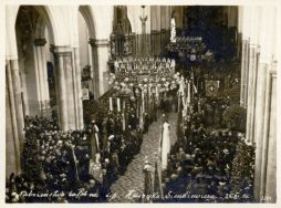 Tłumy łodzian podczas nabożeństwa żałobnego za duszę Henryka Sienkiewicza w kościele św. Stanisława Kostki w Łodzi, 25 listopada 1916 r.
