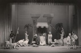 Zdjęcie z przedstawienia &bdquo;W pustyni i w puszczy&rdquo; wystawionego 26 maja 1962 r. przez Państwowy Teatr im. Stefana Jaracza w Łodzi. Na scenie: J&oacute;zef Zbir&oacute;g (Mahdi), Maciej Małek (Grek), Alicja Krawczyk&oacute;wna (Nel Rawlison), Jerzy Balbuza (Staś Tarkowski).