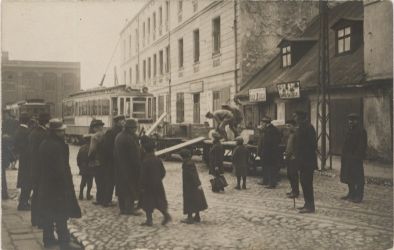 Wyładunek betonowych znak&oacute;w geodezyjnych na G&oacute;rnym Rynku (Plac Reymonta), 1920 r.