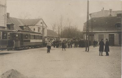 Wyładunek betonowych znak&oacute;w geodezyjnych na G&oacute;rnym Rynku (Plac Reymonta), 1920 r.