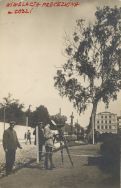 Niwelacja precyzyjna Łodzi, 1919 r. Niwelator firmy Bamberg z lunetą o długości 45 cm oraz łaty rewersyjne firm Bamberg i Gerlach, używane do pomiar&oacute;w, o długości odpowiednio 3 m i 1,5 m.