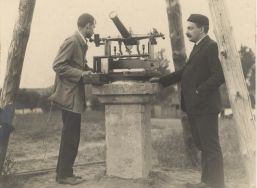 Prof. Tadeusz Banachiewicz (po prawej) wraz ze swym asystentem J&oacute;zefem Witkowskim na punkcie &bdquo;R&rdquo; na Retkini . Instrument widoczny na fotografii to narzędzie pasażowe firmy Starke & Kammerer w Wiedniu.
