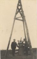 Prof. Tadeusz Banachiewicz (po prawej) wraz ze swym asystentem J&oacute;zefem Witkowskim na punkcie &bdquo;R&rdquo; na Retkini . Instrument widoczny na fotografii to narzędzie pasażowe firmy Starke & Kammerer w Wiedniu