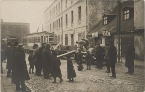 Wyładunek betonowych znak&oacute;w geodezyjnych na G&oacute;rnym Rynku (Plac Reymonta), 1920 r.